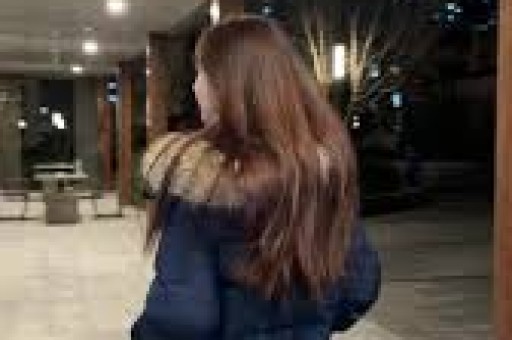 25岁男子猥亵20余名独行女性获刑8个月；“自己在淋雨却为小动物遮风挡雨”外卖小哥大雨中救断腿小狗感动无数网友｜三工晨报