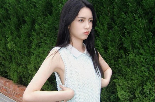 抖音千万粉丝网红主播何秋是亊首登时尚杂志《红秀